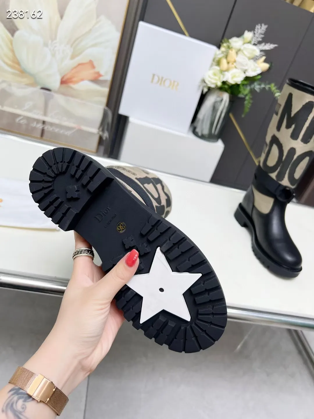 👟👟Ex-factory price 560👟👟 Dior color-blocking new boots for autumn and winter, the latest electric embroidery color-blocking letter logo for autumn and winter, round-toe high-top knight boots for women, Material: first-layer cowhide stitched with electric embroidery fabric, sheepskin lining for feet, original molded TPU outsole Size: 35-40 yards